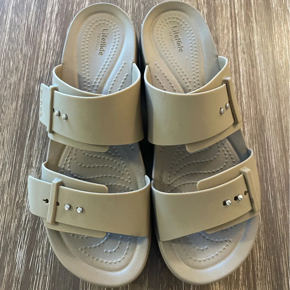 CROCS Wedge Sandals “Brooklyn Buckle”. - Picture 2 of 5